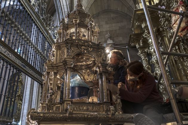 Los restauradores durante los trabajos de recuperación de la carroza y la custodia del Corpus Christi