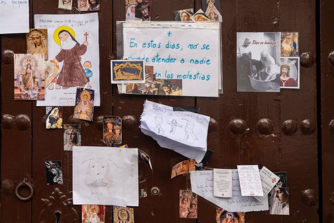 Dibujos en la puerta del convento de Sor Ángela de la Cruz, aislado por coronavirus, colocados por niños del barrio