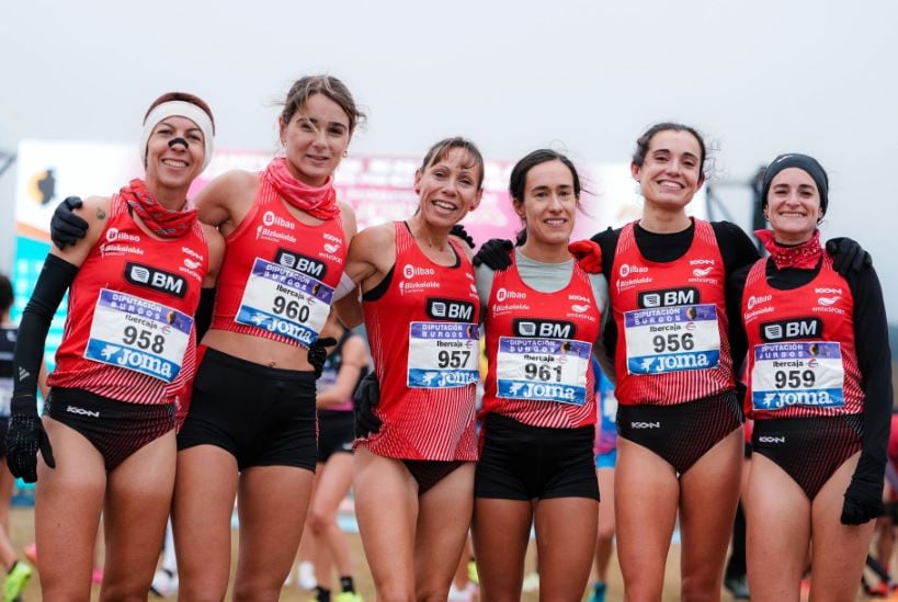 Cristina Espejo, a la derecha, con su equipo el Bilbao Atletismo