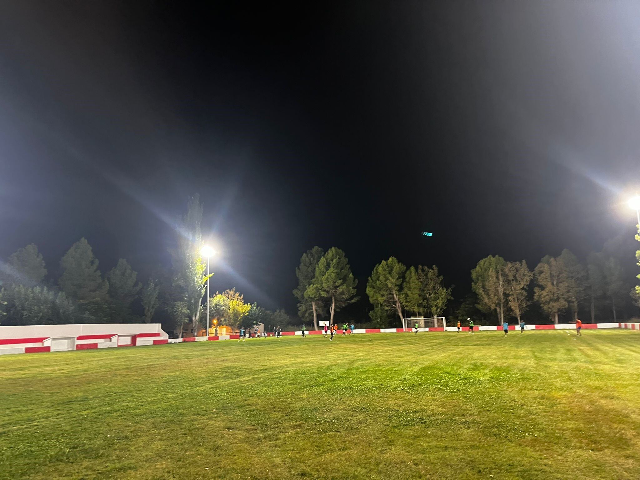 La UD San Esteban estrenó esta semana las luminarias durante sus entrenamientos