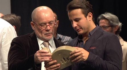 Alfredo Duro y Juanfe Sanz del programa &quot;El Chiringuito de Jugones&quot; observan el premio que les ha otorgado la Gala del Deporte de Cazorla