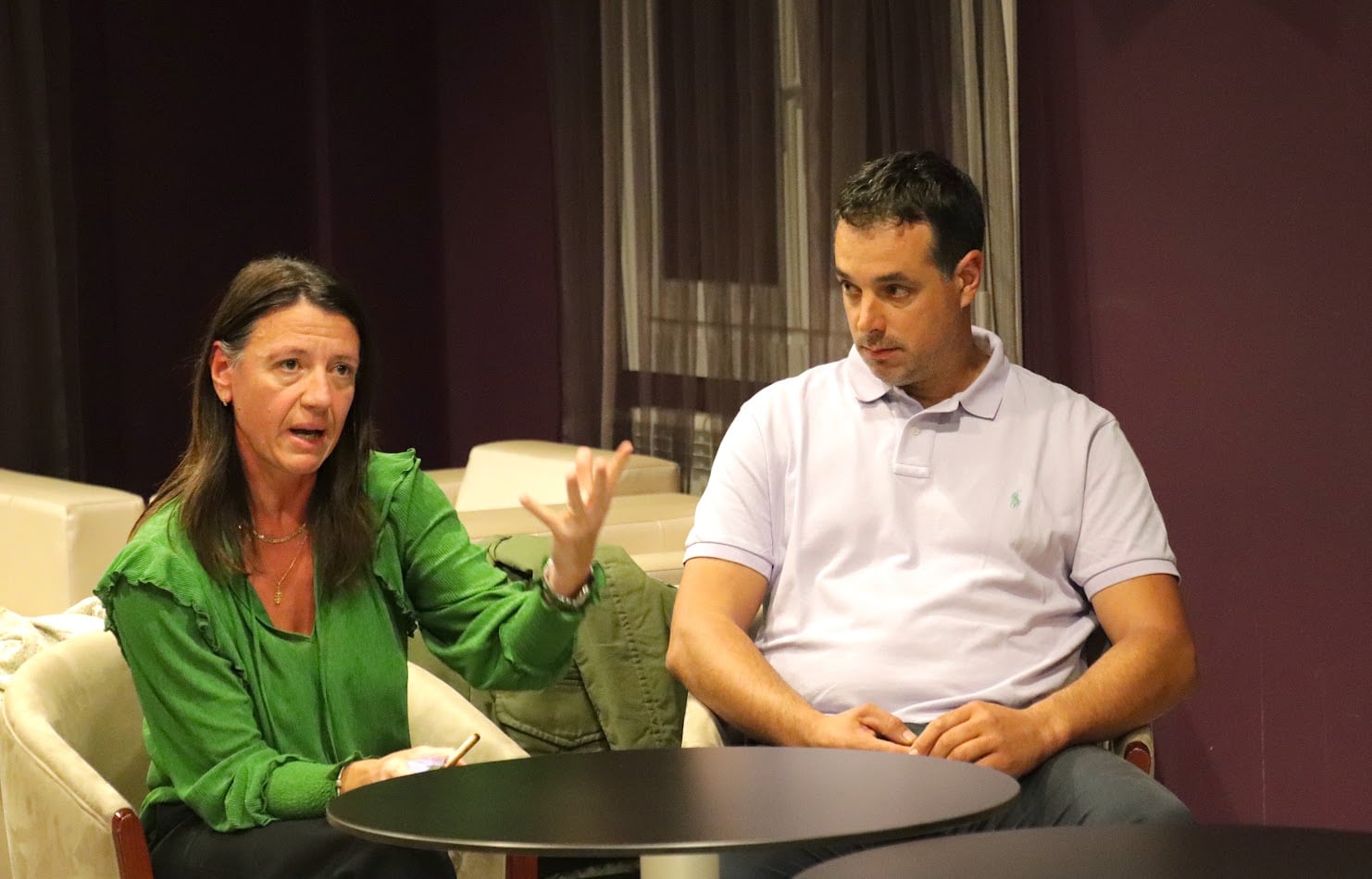 Maria del Mar Coma i Eduard Betriu durant el comitè executiu d'ACO+DA d'anit en el què van ser escollits caps de llista de la formació per a les eleccions comunals del 17 de desembre.