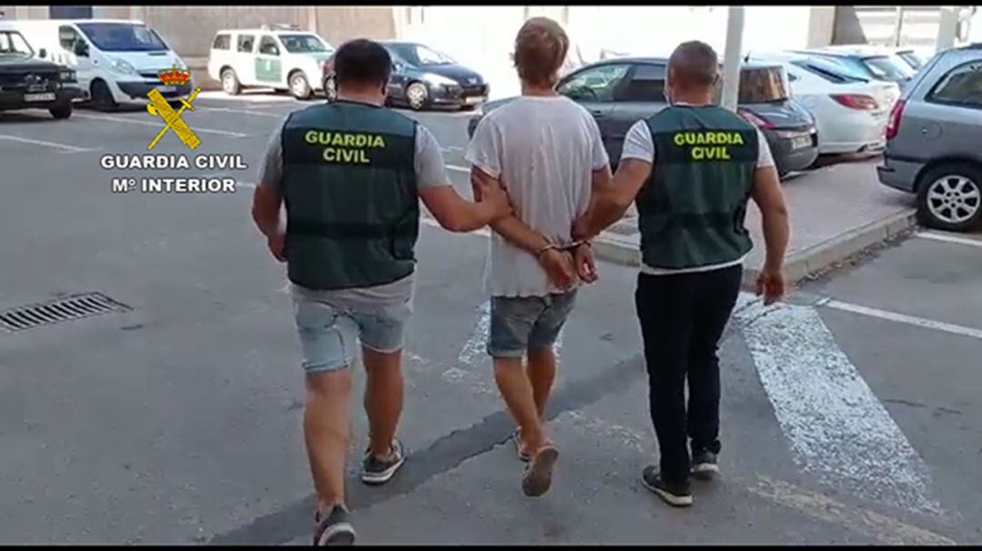 Agentes de la Guardia Civil trasladan al detenido