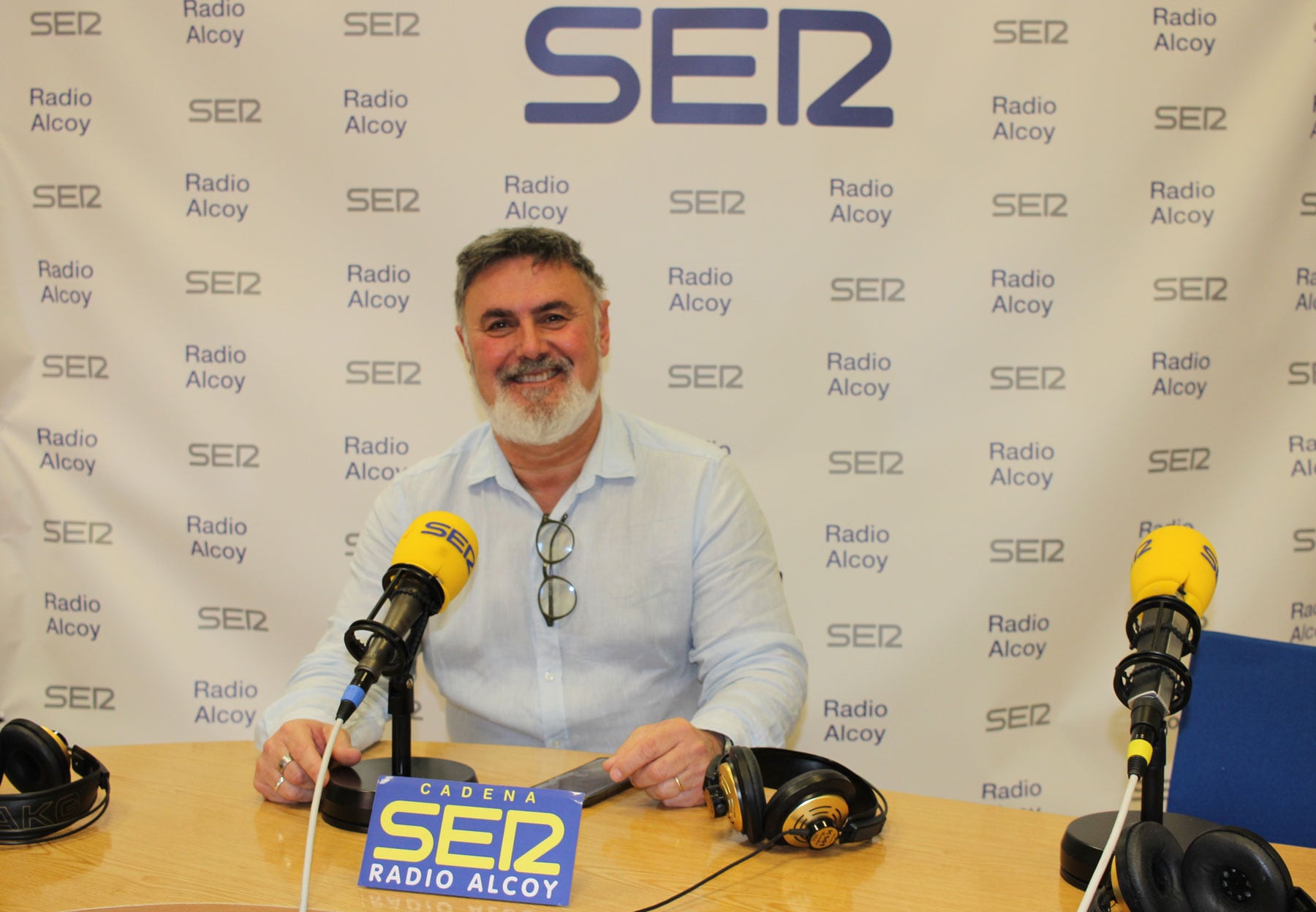 Vicent Molina, en l&#039;estudi central de Radio Alcoy