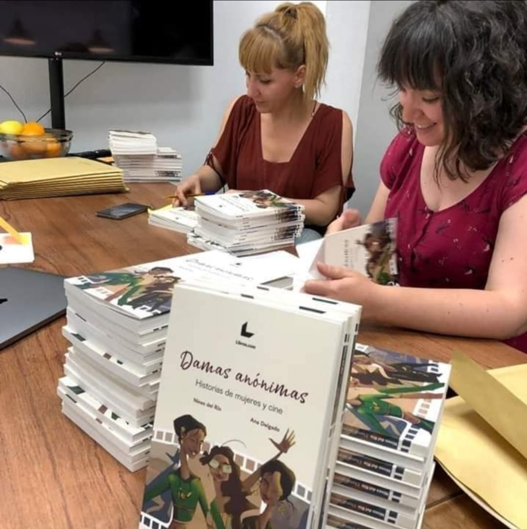 Ana Delgado (en primer plano) y Nines del Río firman el libro &#039;Damas anónimas&#039;