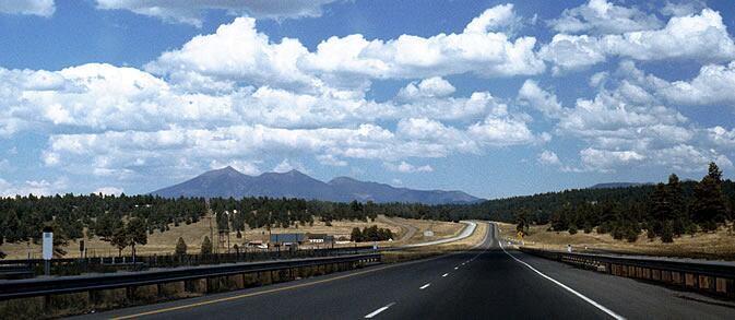En la mayor parte del interior peninsular, intervalos de nubes medias y altas con posibilidad de algún chubasco débil disperso