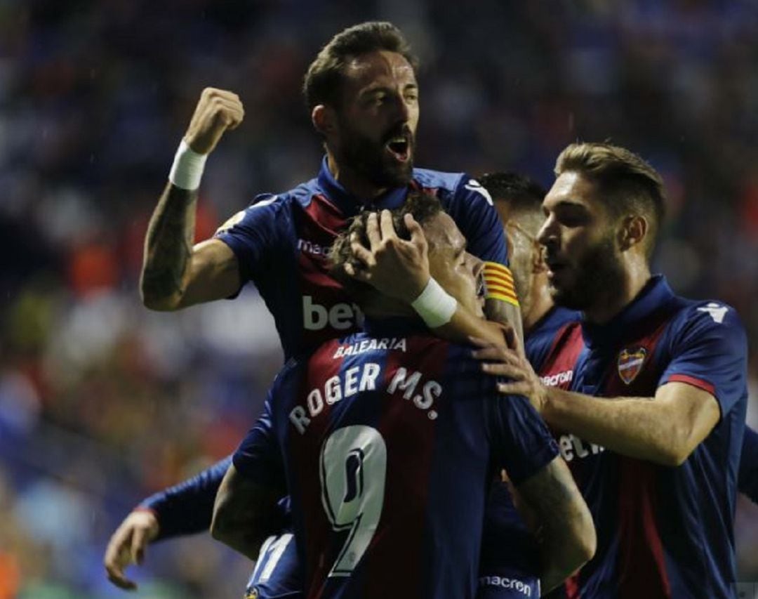 Morales celebra el primera gol marcado por Roger ante el Leganés