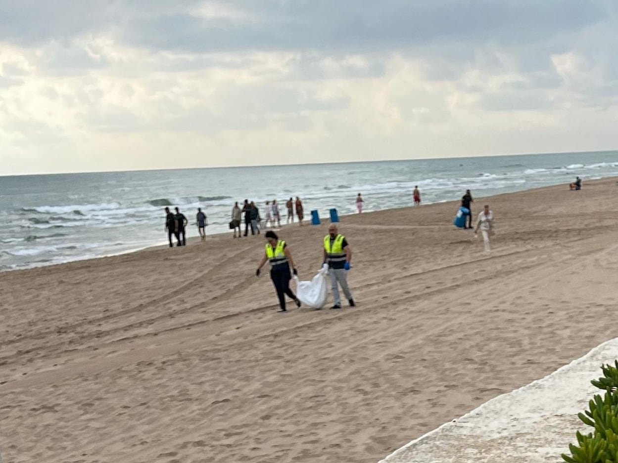 Aparecen unos restos humanos en avanzado estado de descomposición en la playa de El Perellonet de València.