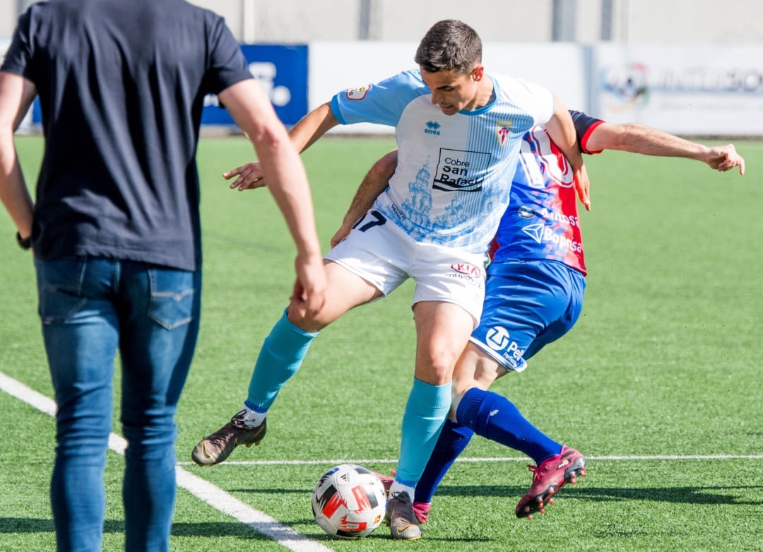 Gabri Palmás intenta aguantar el balón ante la presión de un rival del Langreo