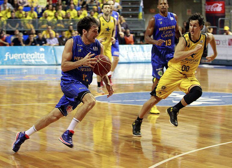 GRA737. LA LAGUNA (TENERIFE), 07/05/2015.- El base del Herbalife Gran Canaria, Tomás Bellas (i), controla la pelota ante el base de Iberostar Tenerife, Rodrigo San Miguel (d), durante el partido aplazado de la iga ACB. EFE/Cristóbal García