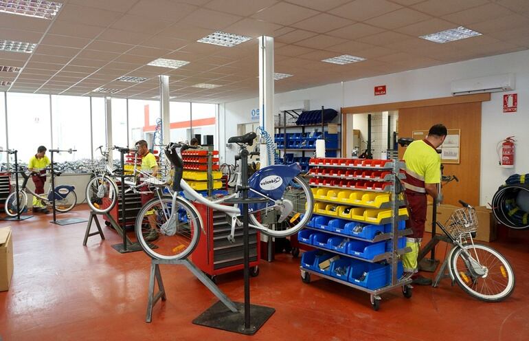 Interior del taller de Valenbisi situado en la base que JC Decaux tiene en Horno Alcedo