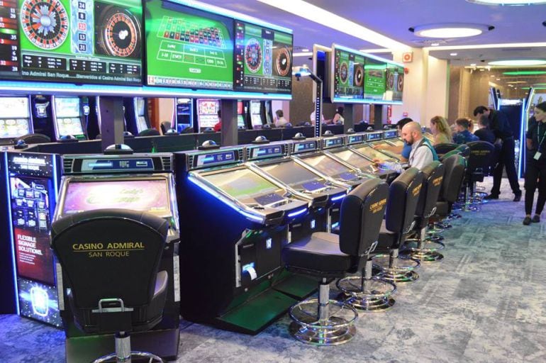 Una de las salas de máquinas, del nuevo Casino Admiral de San Roque.