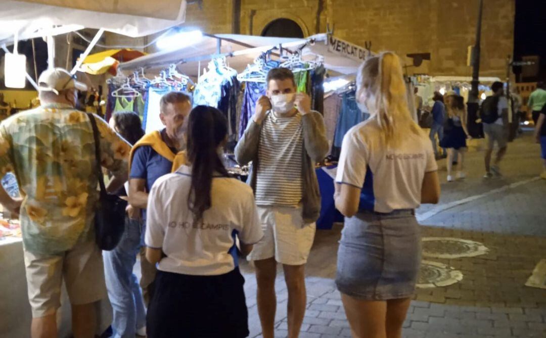 Els informadors van identificats amb una camiseta que duu el lema ‘No ho escampis!’