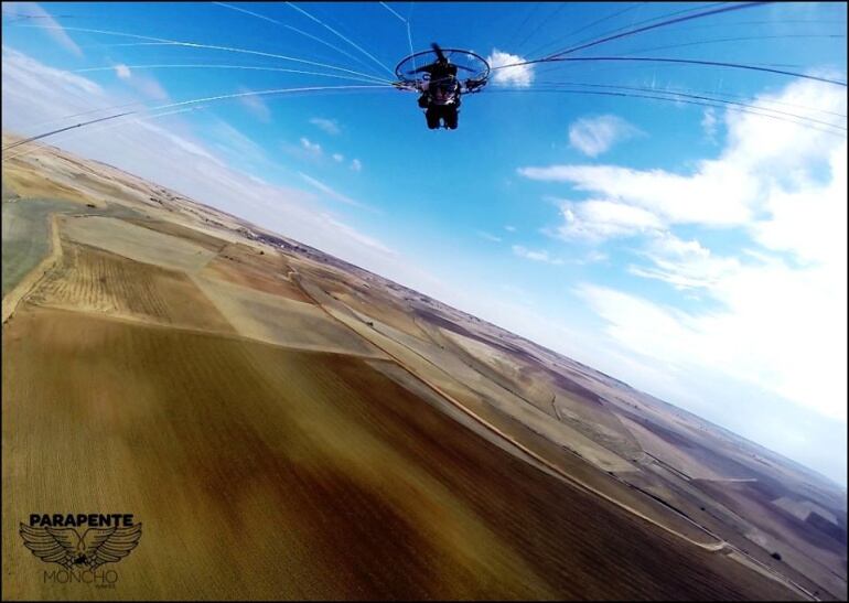 Victor Rodriguez &quot;Moncho&quot; volando con su parapente.