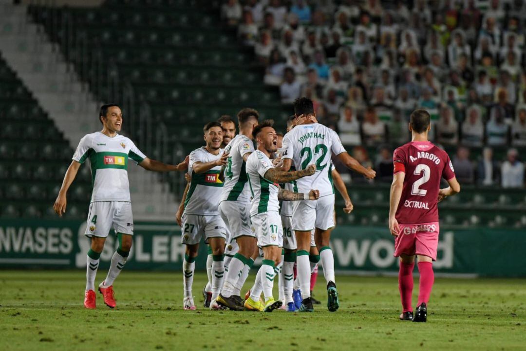 Los jugadores del Elche celebran el primer gol de Jonathas al Albacete