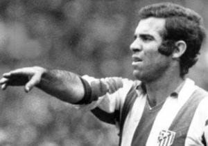 Luis Aragonés con la elástica del Atlético de Madrid