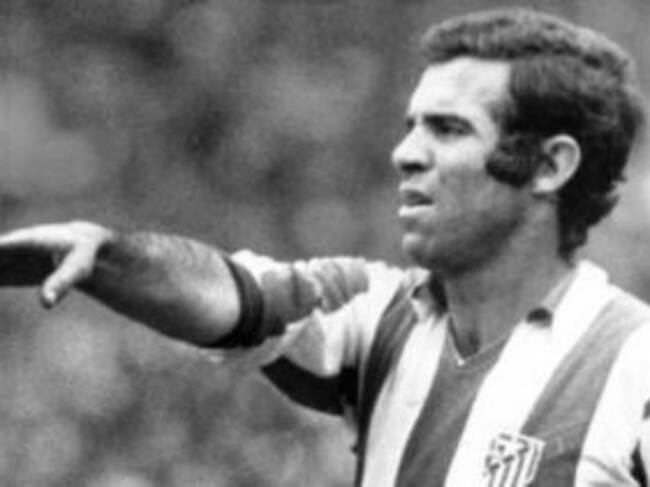 Luis Aragonés con la elástica del Atlético de Madrid