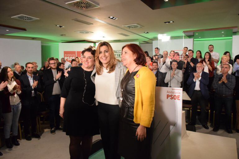 La Presidenta de la Junta, Susana Díaz, junto a la candidata al Congreso por Granada, Elvira Ramón (d) y la Secretaria Provincial del PSOE de Granada, Teresa Jiménez (i).