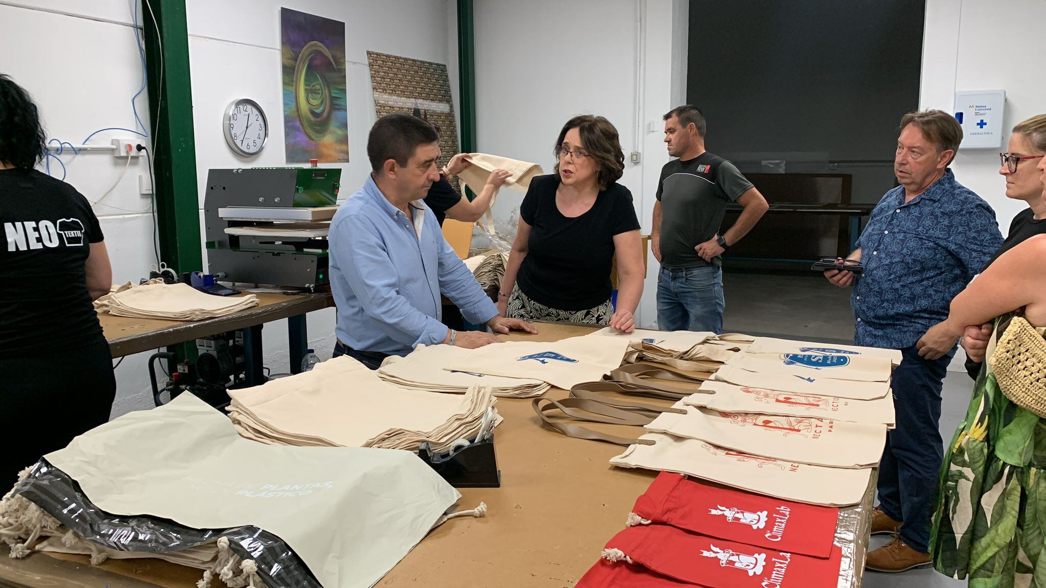 El presidente de la Diputación Provincial, Francisco Reyes, atiende las explicaciones de Ana Botey, de la empresa Neolentech