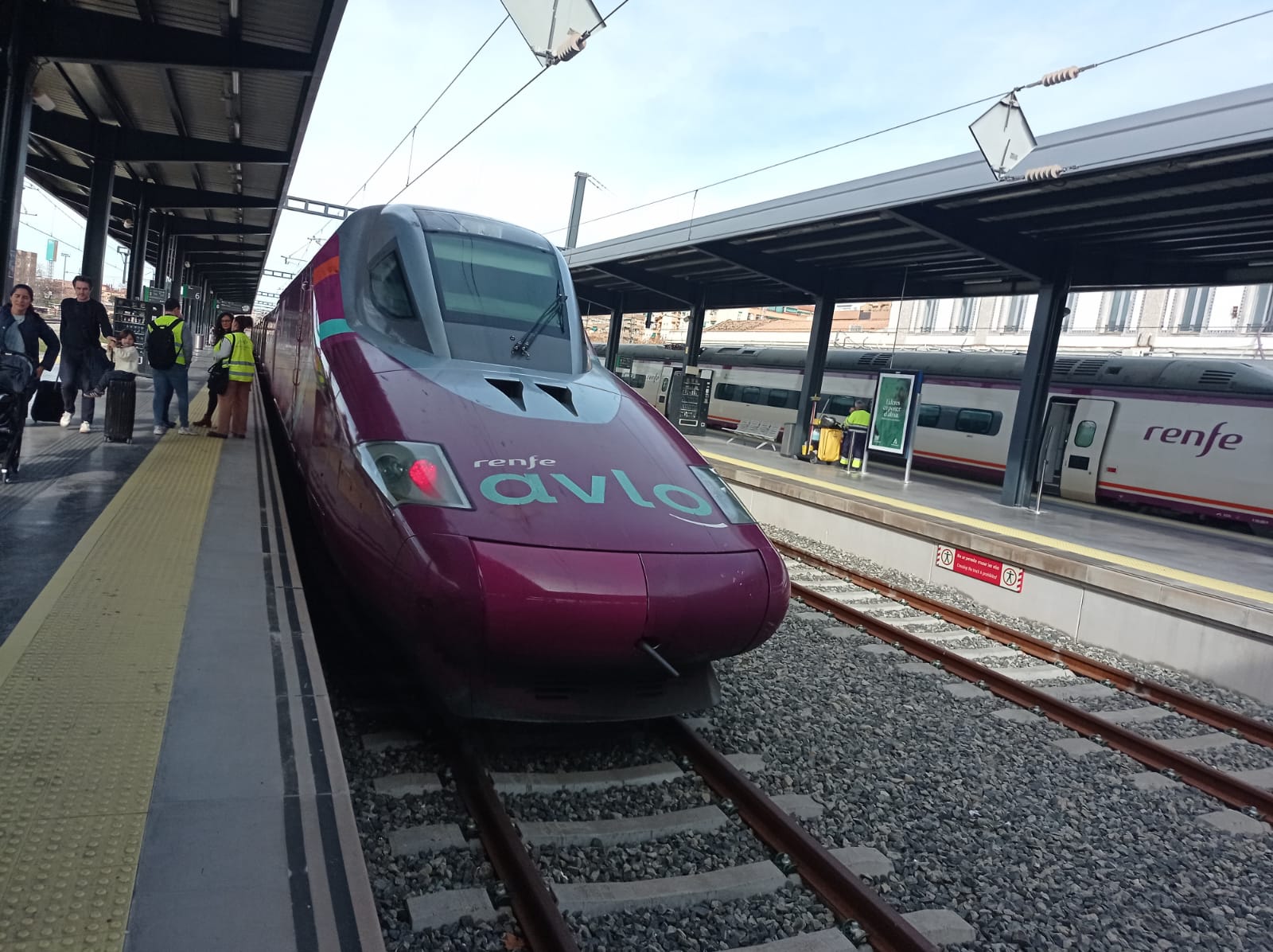 Tren AVLO en la estación de Granada