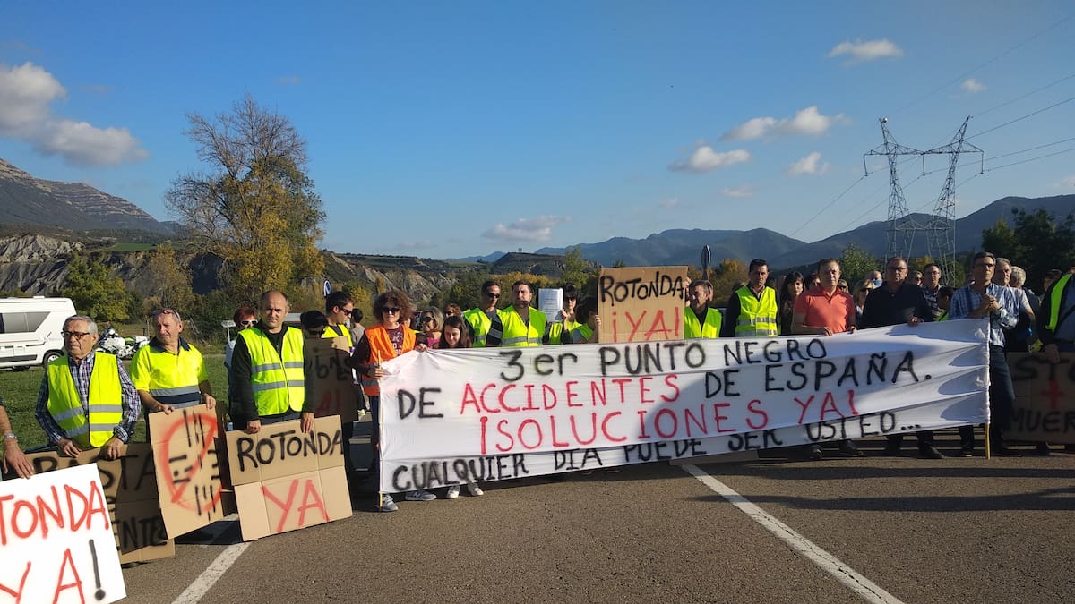 Los vecinos de Aurín suspenden el corte de la N-330