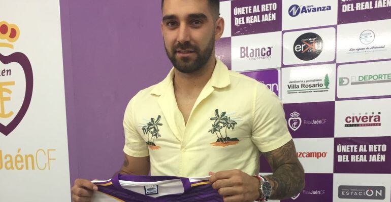 Fran Hernández posa con la elástica blanca.