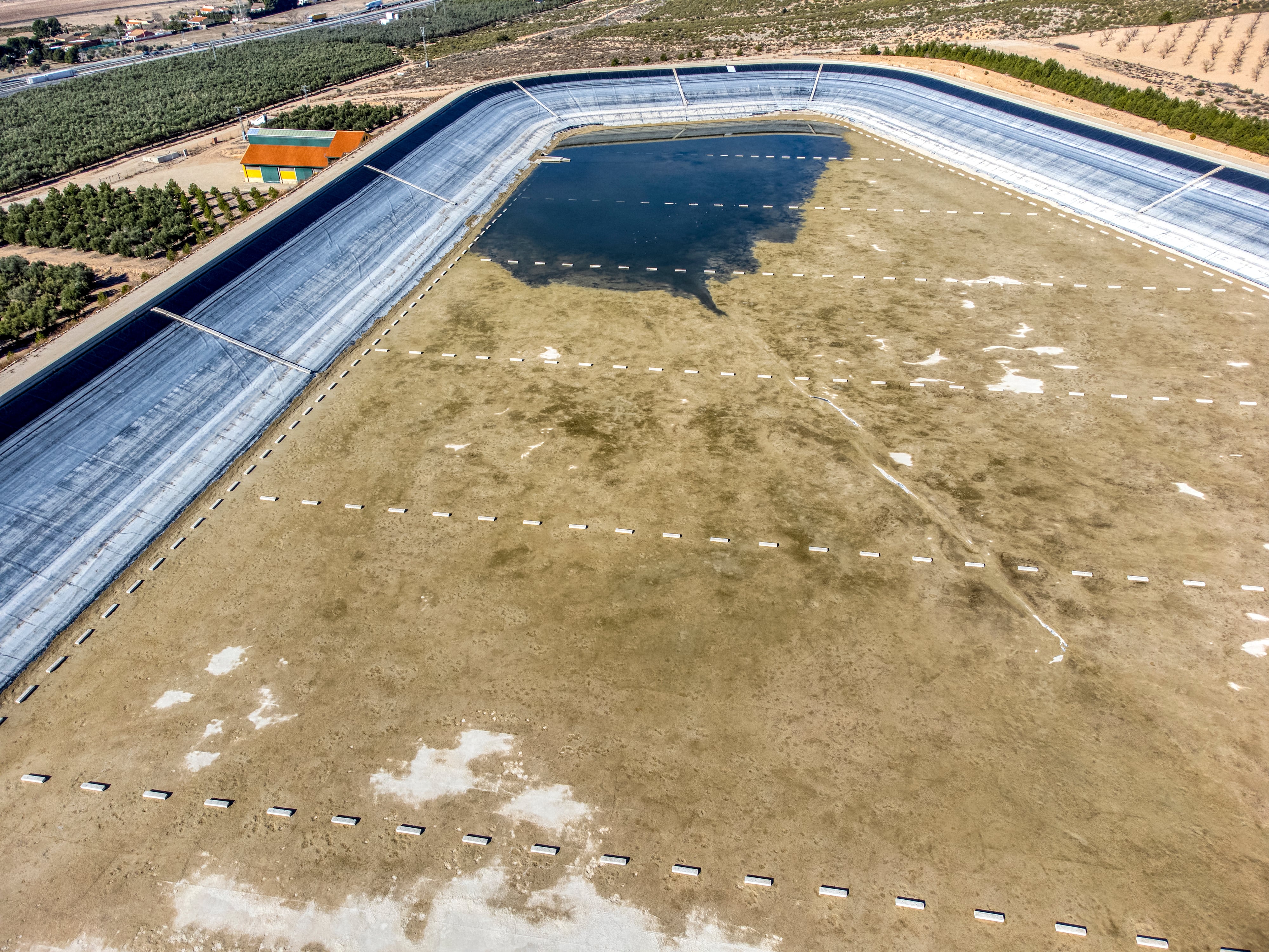 Balsa para riego agrícola en Villena sin agua debido a la sequía