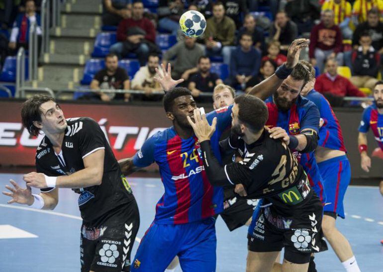 Costoya, en una acción de ataque ante la defensa azulgrana