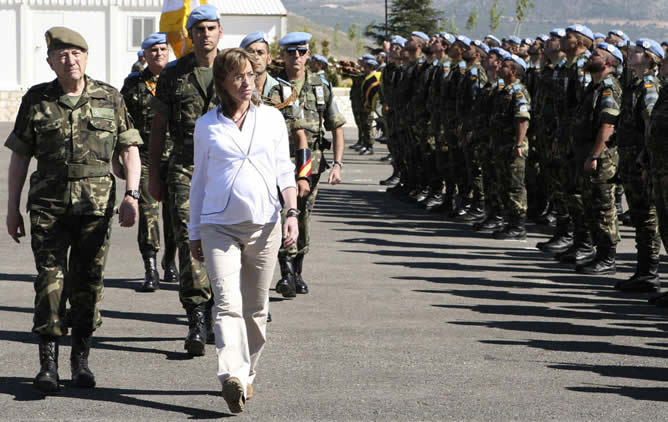 En la imagen, la ministra de Defensa pasa revista a las tropas de la base española en Líbano.