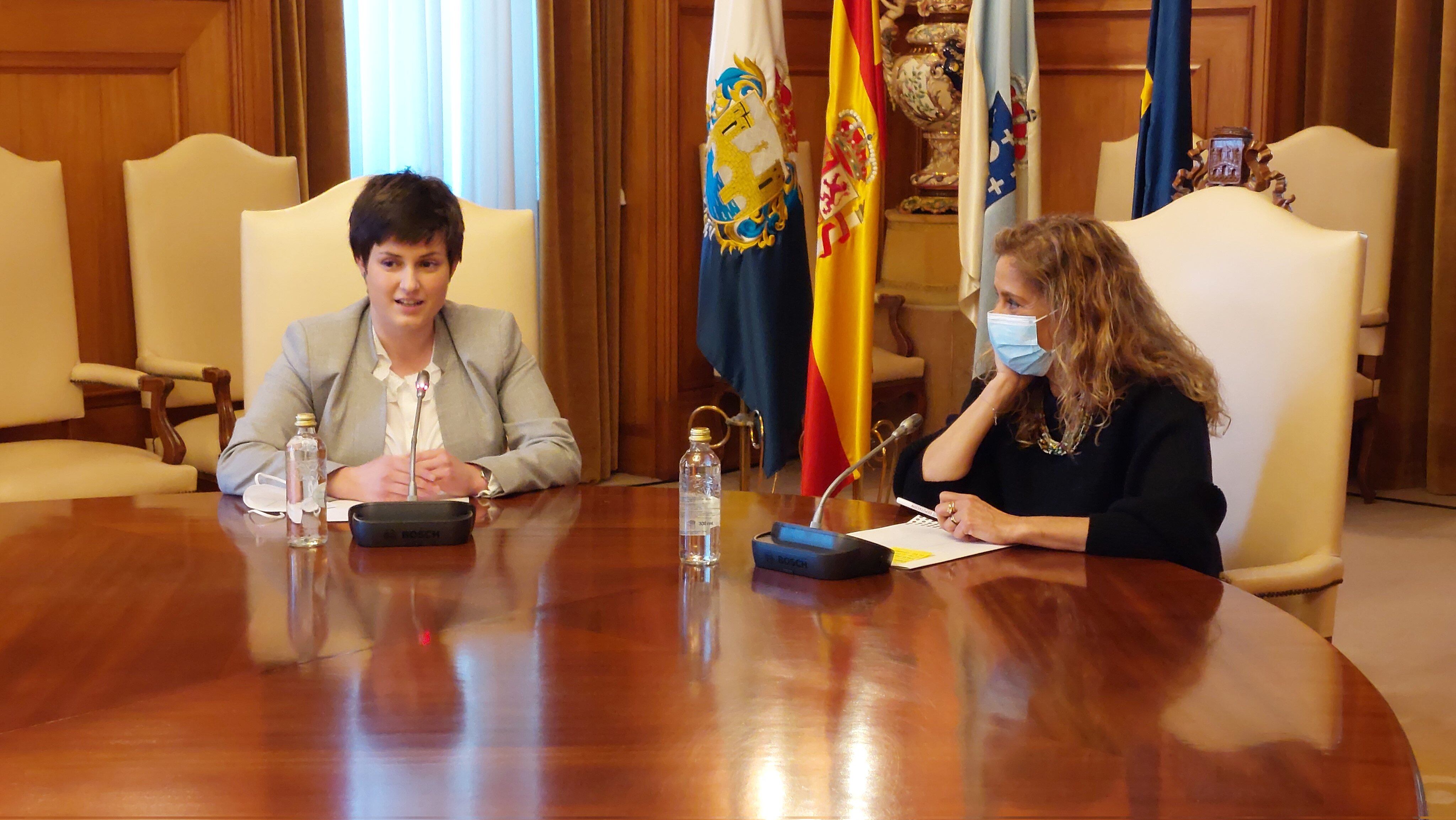 La alcaldesa de O Rosal, Ánxela Fernández, junto a la presidenta de la Diputación de Pontevedra, Carmela Silva.