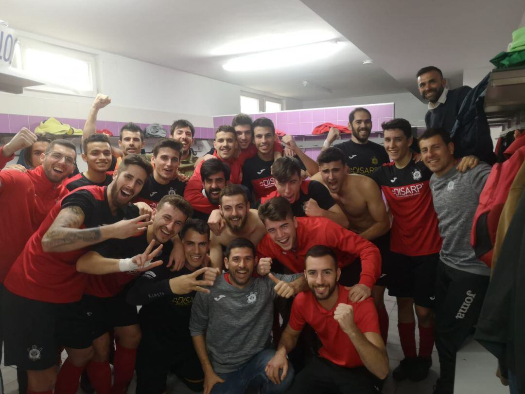 El equipo celebrando la victoria frente al Dénia