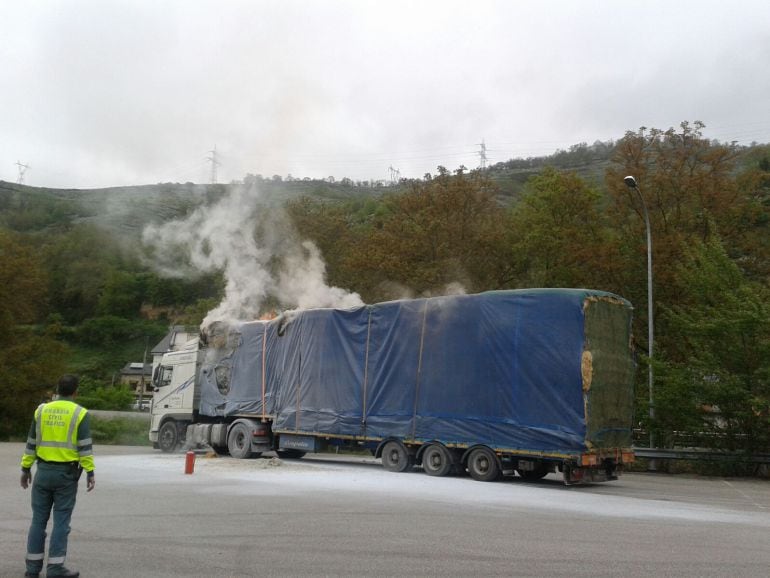 El camionero desvió el trailer y lo aparcó al lado de la estación de servicio de Trabadelo