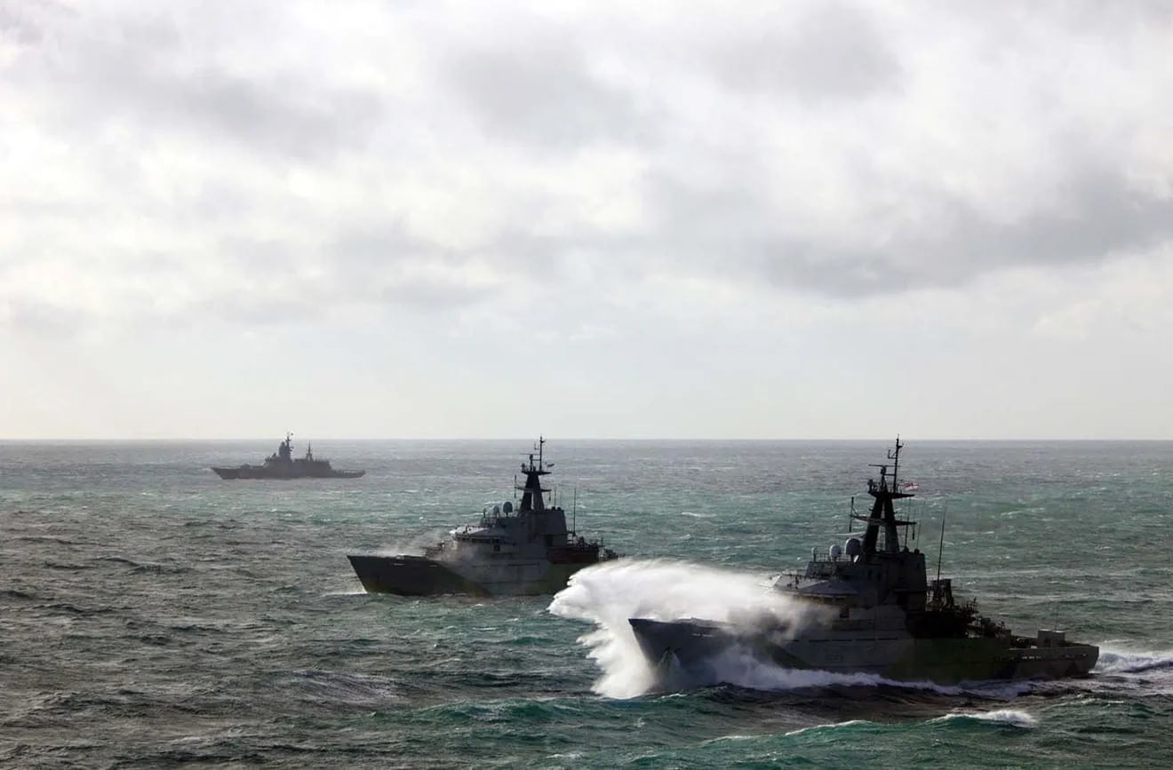 Buques de la royal navy británica, controlando buques rusos en el canal de la Mancha / Royal Navy. 