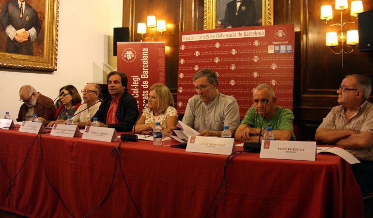 D&#039;esquerra a dreta, Lluís Serra, fill de republicà executat; Anna Messuti, advocada que porta la querella; Felipe Moreno, portaveu de la Xarxa de suport a la querella; Jordi Palou-Loverdos, membre de la Comissió de Memòria Històrica de l&#039;ICAB; Rosa Maria Barberà, vicedegana de l&#039;ICAB; Antoni Bou, coordinador de la querella Lluís Companys; Juan Martínez, sindicalista torturat, i Pere Fortuny, fill de republicà executat.