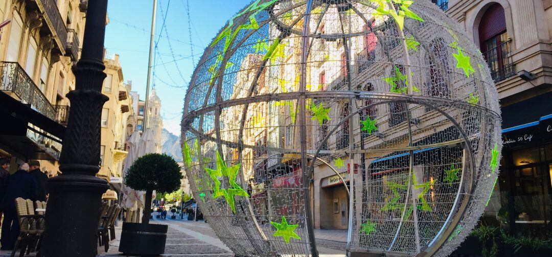 Bola de navidad instalada en la calle Bernabé Soriano