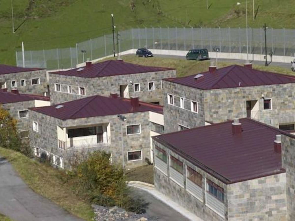 Las trabajadoras del centro de menores de Ibaiondo plantan cara al 'recorte' del Gobierno Vasco: "Nos ha caído como un jarro de agua" fría"