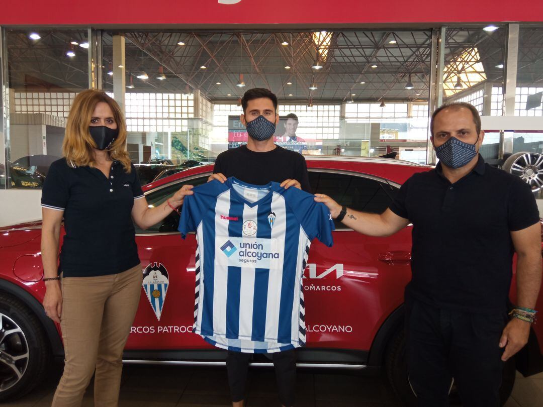 García en el centro, ha sido presentado en el concesionario Grupo Marcos 