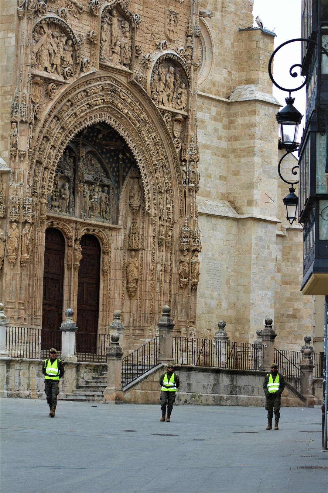 MIembros del Regimiento de Transmisiones 1 frente a la iglesia de Santa María de Aranda