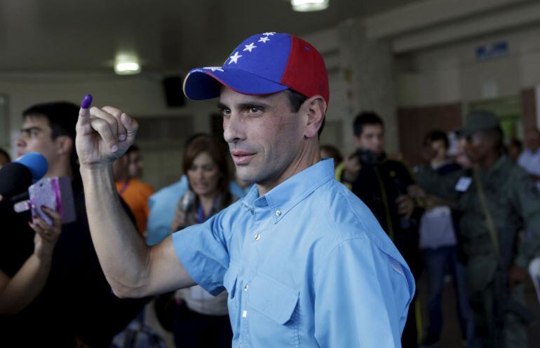 El líder de la oposición, Henrique Capriles, antes de votar