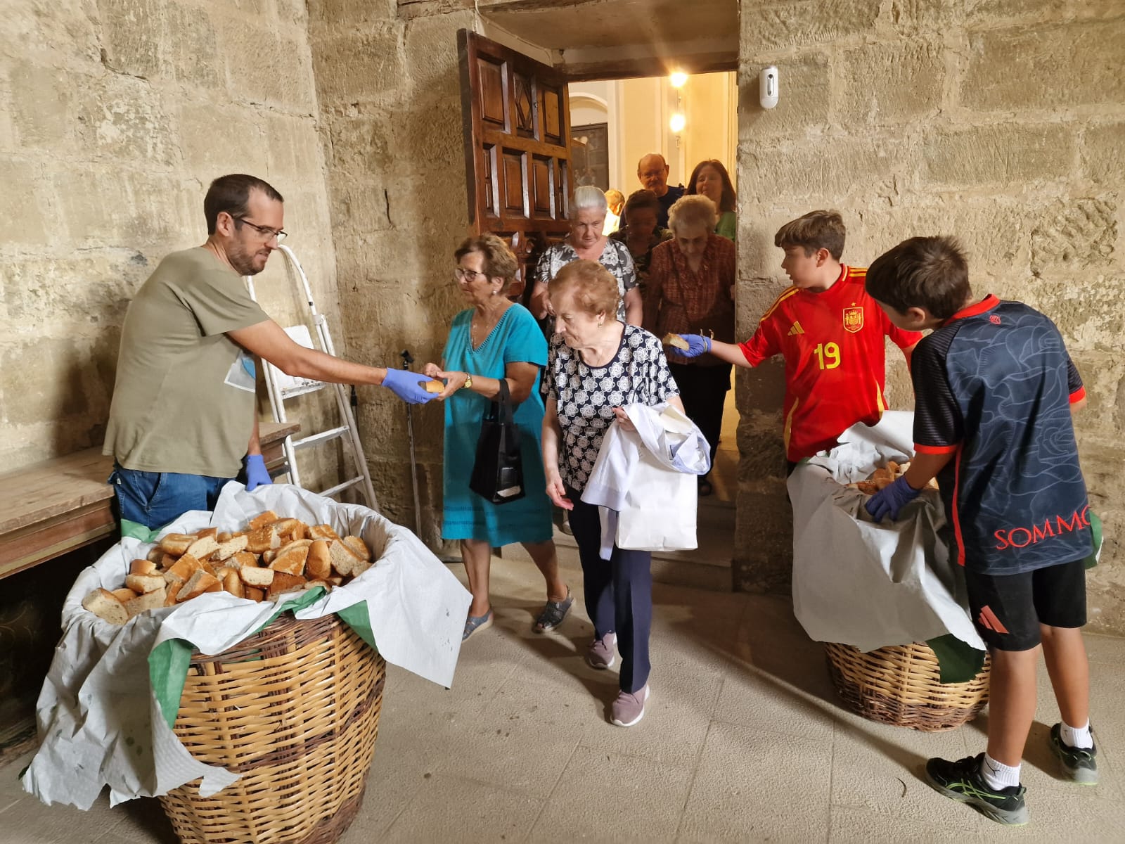 Tradicional reparto de tortas en la romería a Salas