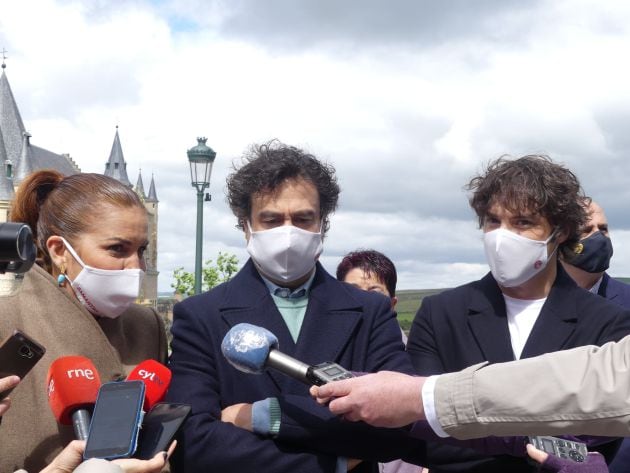 Samantha Vallejo-Nágera, Pepe Rodríguez y Jordi Cruz atendiendo a los medios locales de Segovia