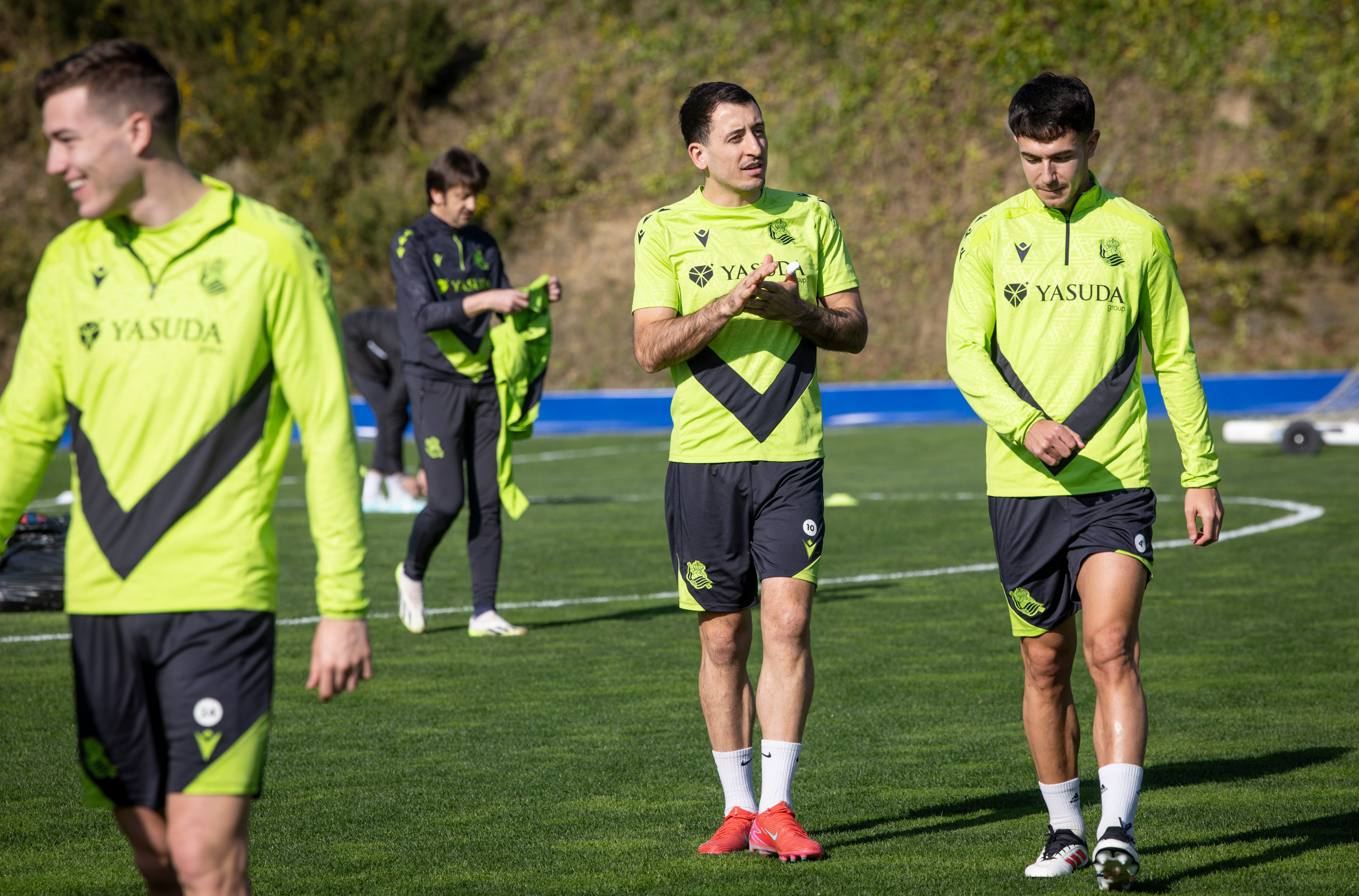 SAN SEBASTIÁN, 19/02/2025.- Los jugadores de la Real Sociedad, Mikel Oyarzabal (c) y Martín Zubimendi (d), este miércoles durante un entrenamiento previo al partido de vuelta de la eliminatoria de la Liga Europa contra el Midtjylland danés. EFE/Javier Etxezarreta
