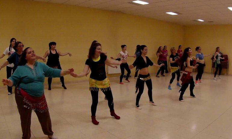 Jóvenes participando en un taller de Danza del Vientre