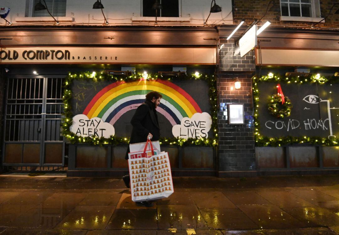 Un ciudadano de compras en la ciudad de Londres, Inglaterra.