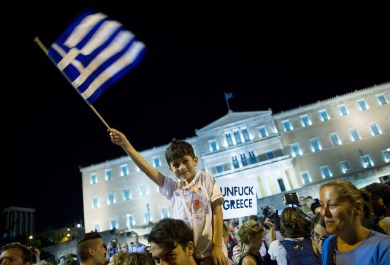 Defensores de la campaña del &#039;no&#039; celebran en el centro de Atenas la victoria en el referéndum.