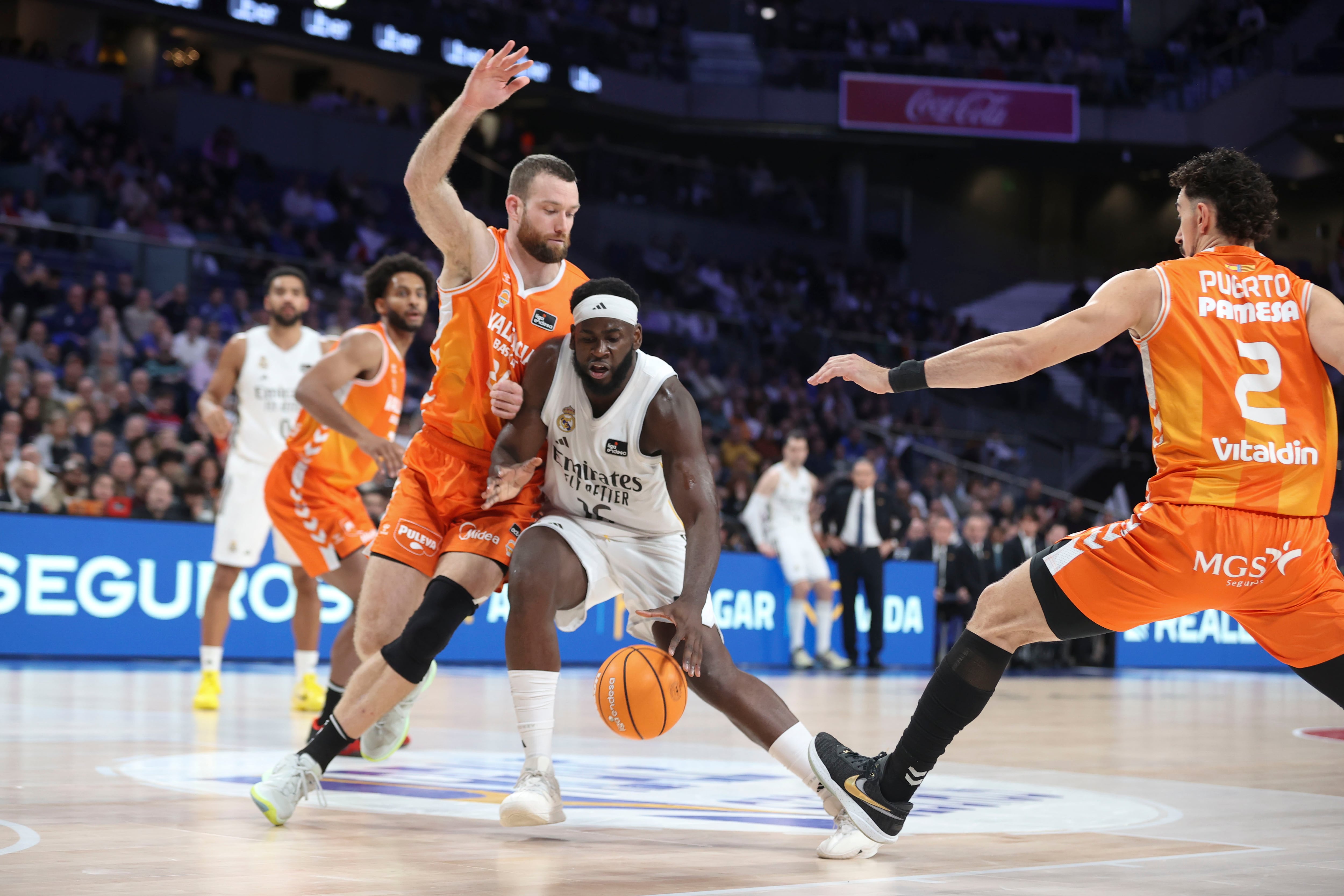 MADRID, 18/01/2026.- El jugador del Real Madrid U. Garuba y el jugador del Valencia J. Puerto, durante el partido de la Liga Endesa de baloncesto que Real Madrid y Valencia Basket disputan este domingo en el Movistar Arena. EFE/Víctor Lerena