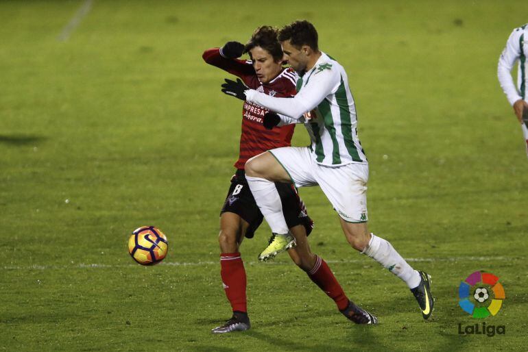 Rodri pelea por un balón en el partido ante el Mirandés