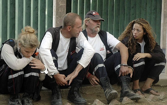 Eric Breteau, jefe de la organización francesa L&#039;Arche de Zoé, junto con más miembros de la organización después de ser retenidos por las autoridades de Chad