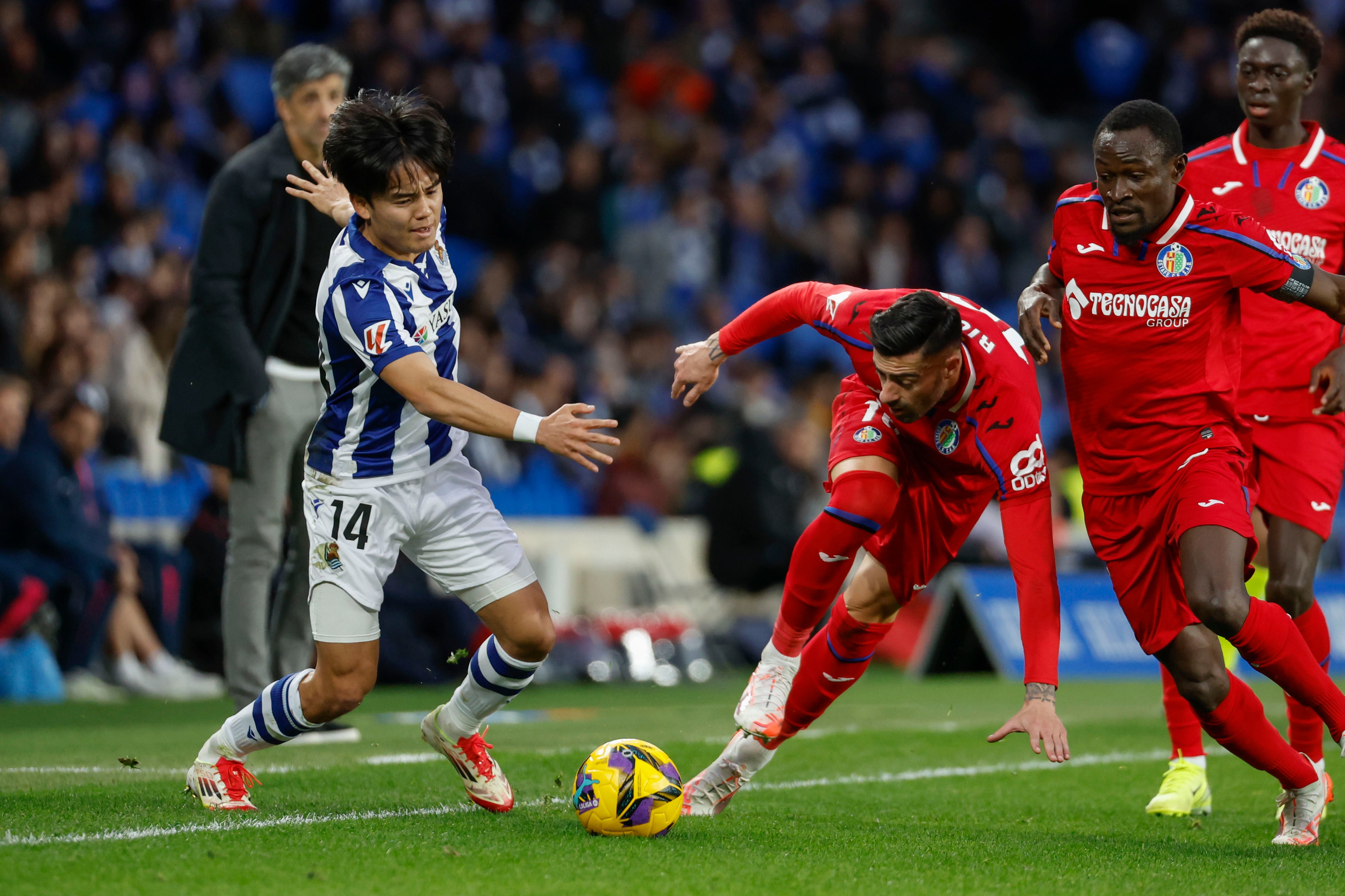 SAN SEBASTIÁN, 26/01/2025.-El delantero japonés de la Real Sociedad Takefusa Kubo y el defensa del Getafe Diego Rico, durante el partido de la jornada 21 de LaLiga, este domingo en el estadio Reale Arena en San Sebastián.-EFE/ Javier Etxezarreta