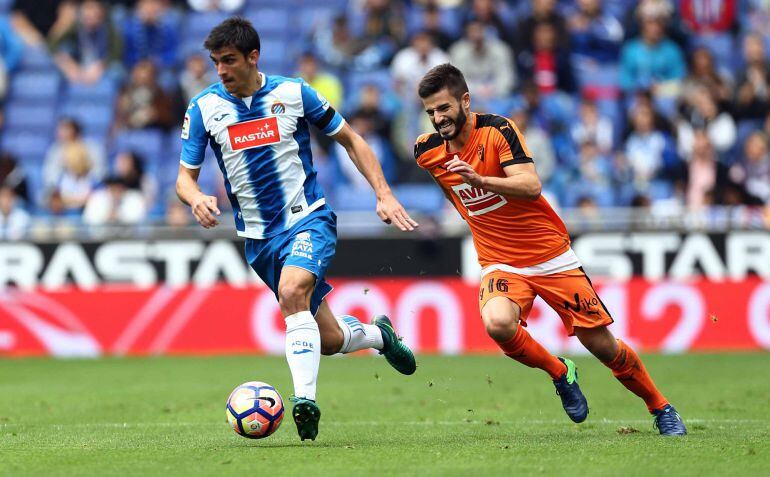 Gerard moreno conduce la pelota en el encuentro frente al Eibar